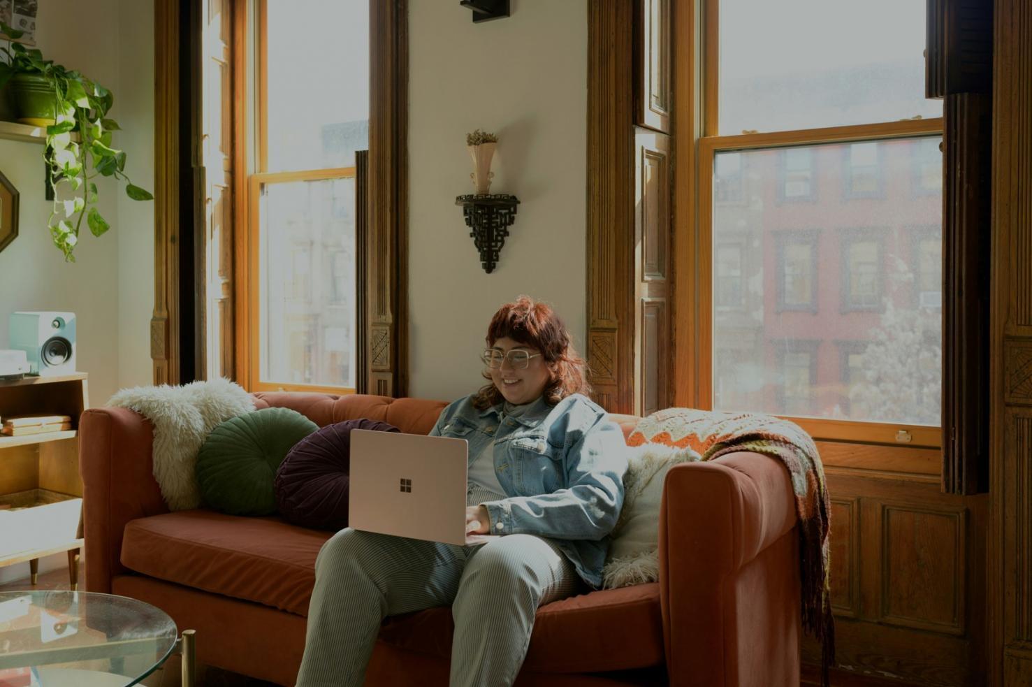 Bureau de consultation stratégique à Aix-en-Provence avec vue sur documents financiers